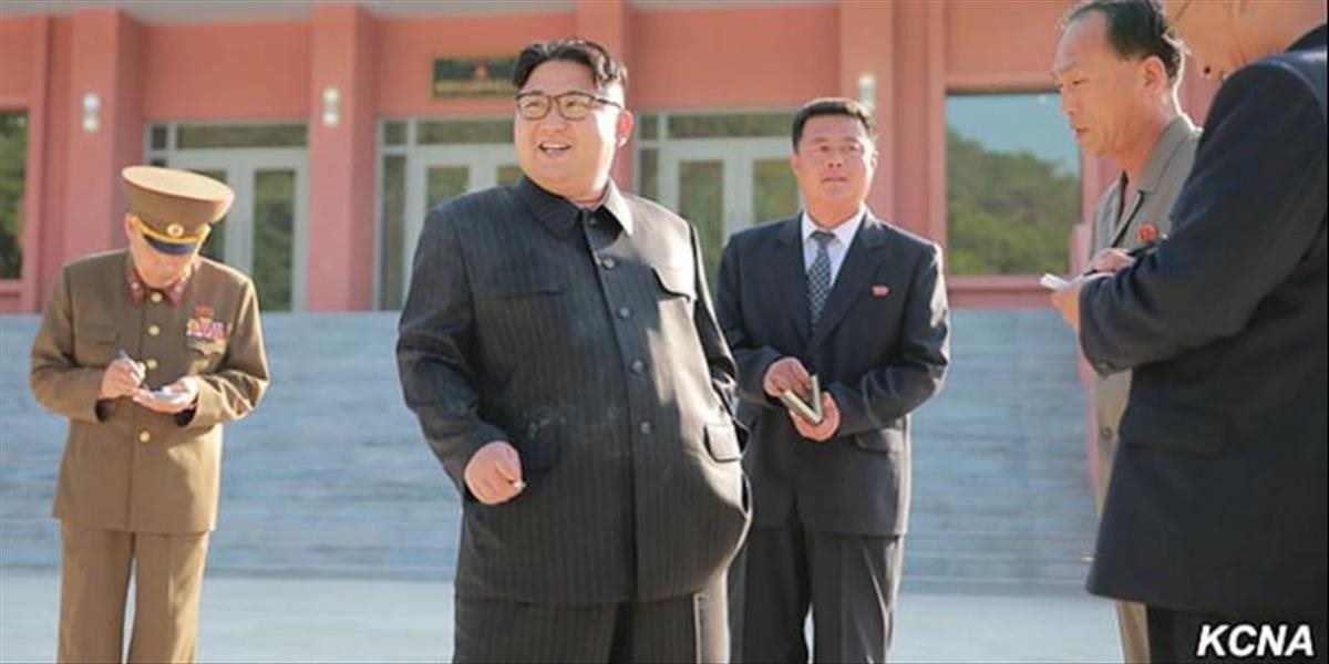 FOTO Severokórejský vodca prichytený s cigaretou počas protifajčiarskej kampane