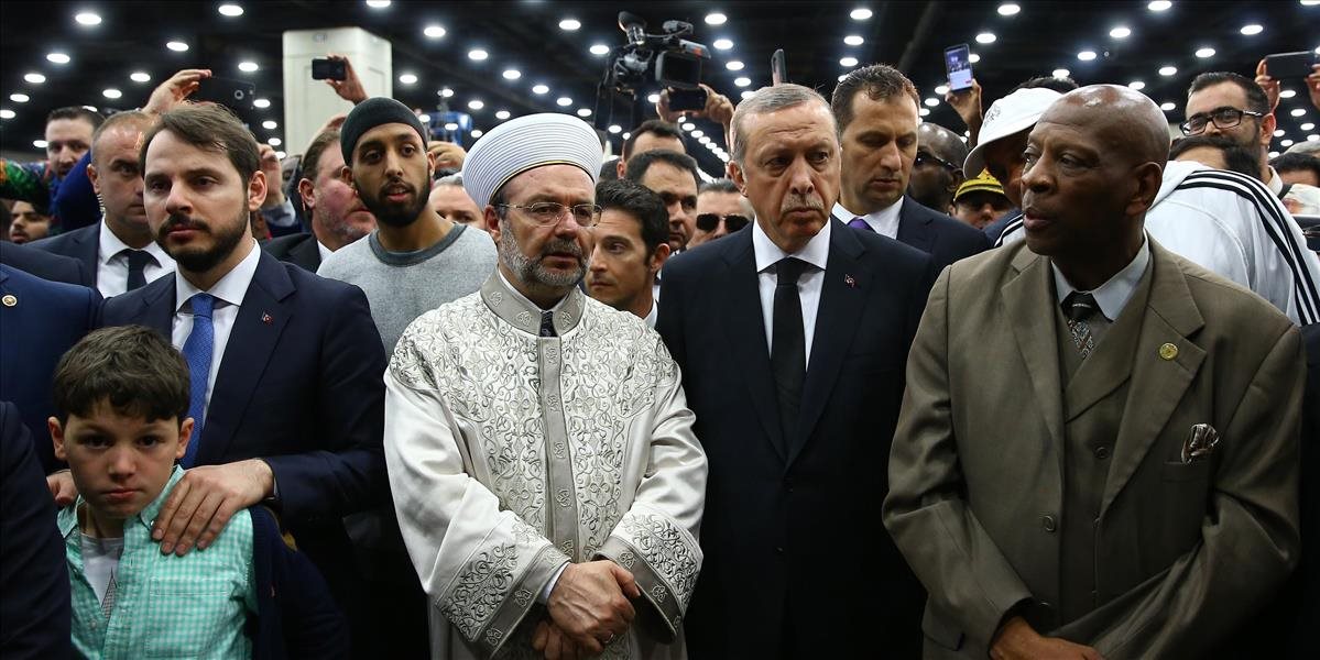 Nahnevaný Erdogan odišiel z pohrebu Muhammada Aliho predčasne, stopli verše z Koránu