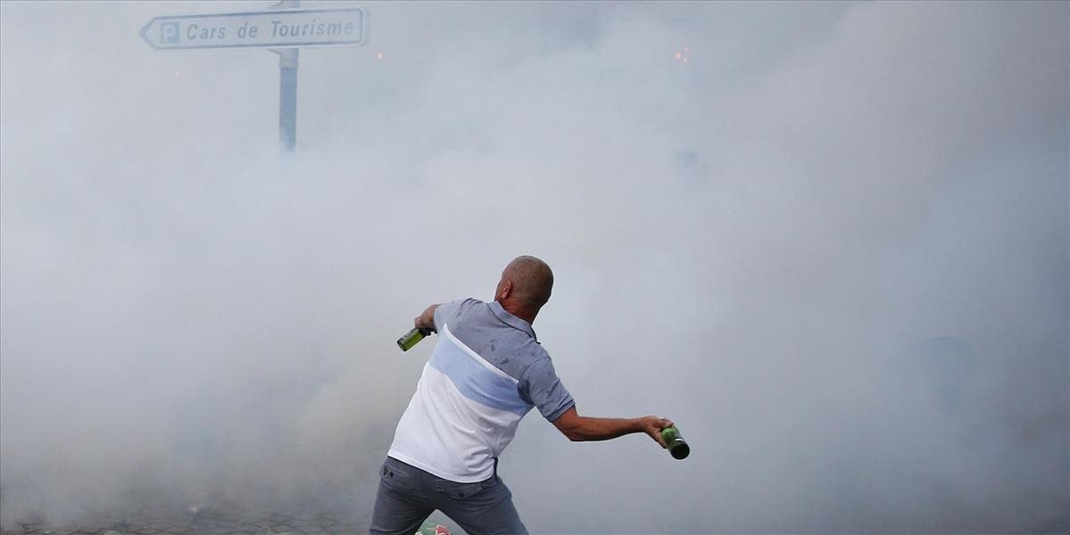 FOTO a VIDEO Polícia použila proti anglickým chuligánom slzotvorný plyn, kričali: ISIS, kde ste?