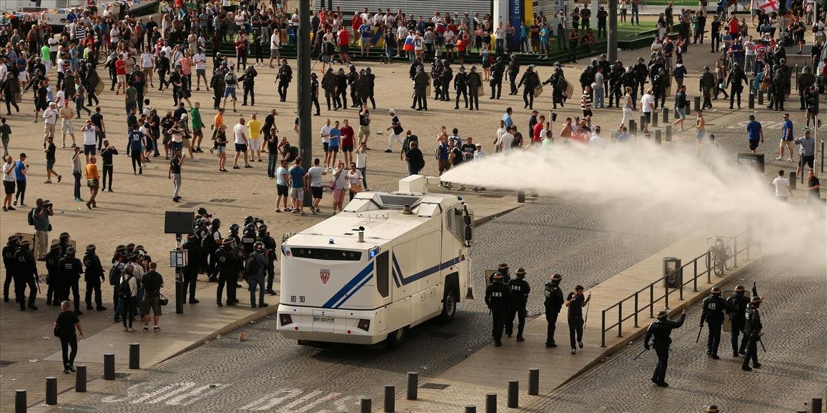 Polícia zasahovala proti násilným futbalovým fanúšikom v Nice