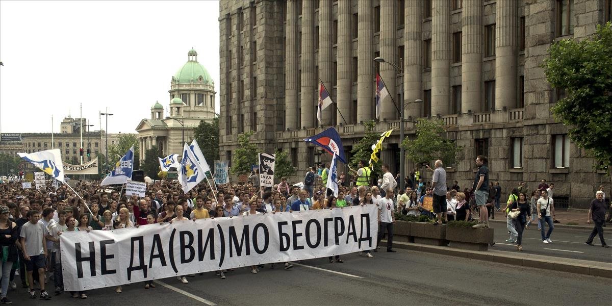 Tisíce ľudí demonštrovali proti zbúraniu starých domov v Belehrade