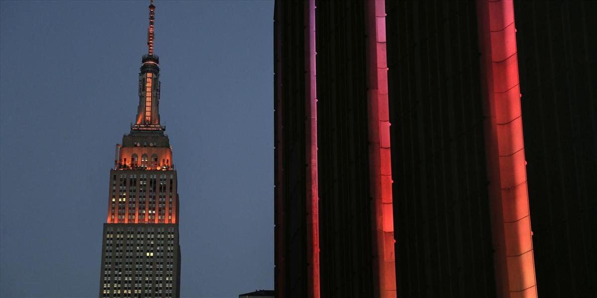 Na pamiatku obetí streľby v Orlande sa Empire State Building ponoril do tmy