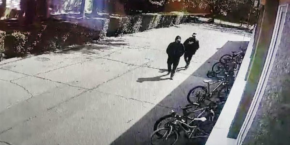 Poznajú zlodejov, ktorí spred školy ukradli dva bicykle