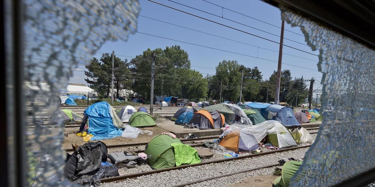 Grécka polícia vypratala pri hraniciach s Macedónskom ďalšie tábory migrantov