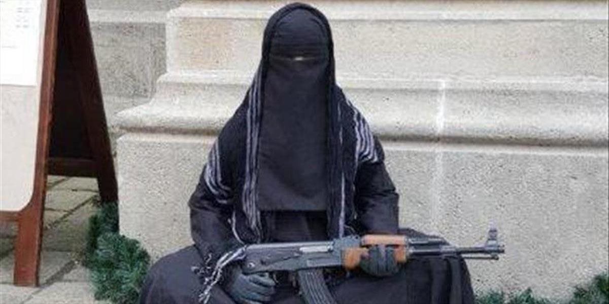 Polícia stále pátra po autorovi moslimskej figuríny so zbraňou, obracia sa na verejnosť