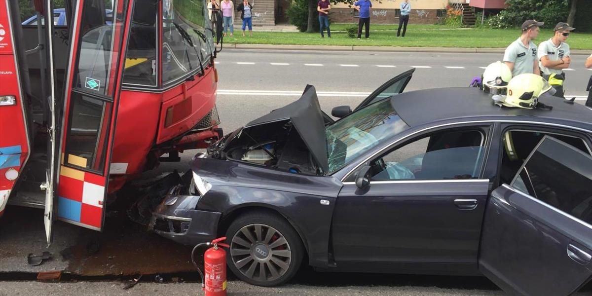 FOTO Vážna nehoda v Petržalke: Autobus MHD sa čelne zrazil s autom, zranilo sa päť ľudí