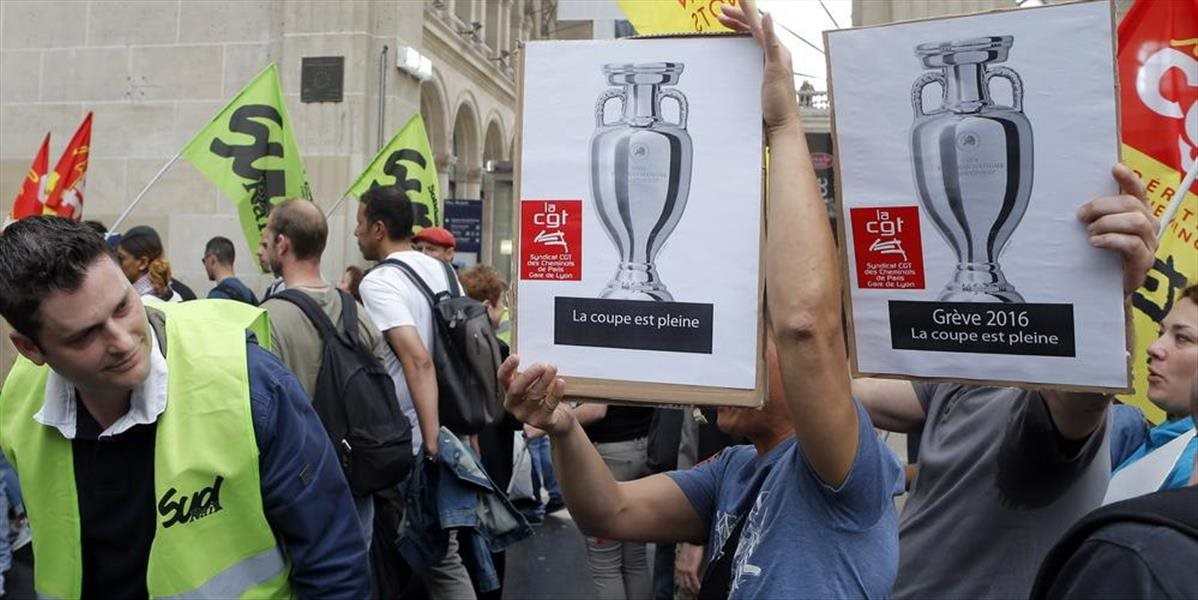 Francúzsko zažíva deň masových protestov proti zákonníku práce