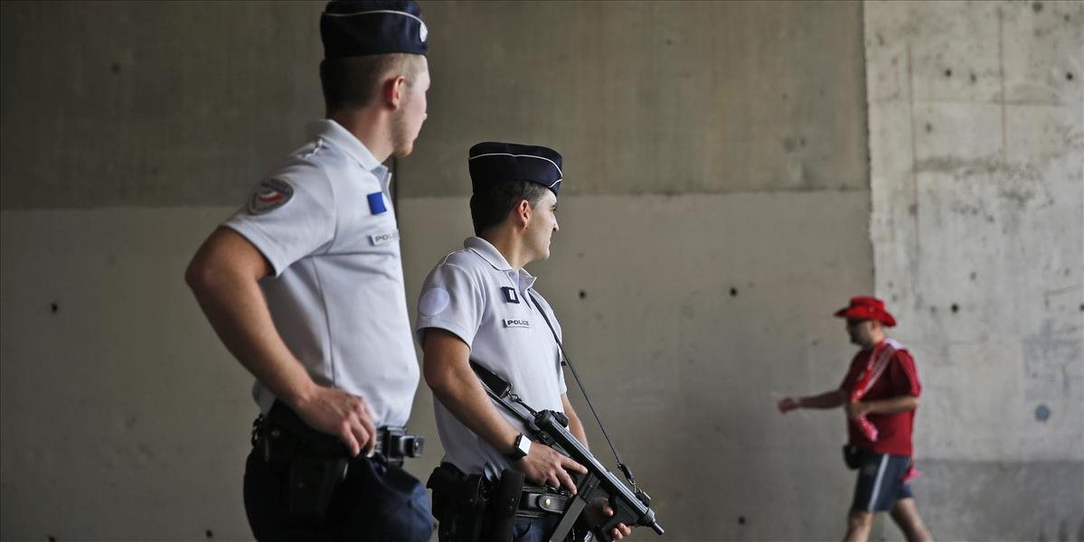 Cazeneuve: Francúzski policajti by mali nosiť zbraň aj mimo služby, sú terčom islamistov