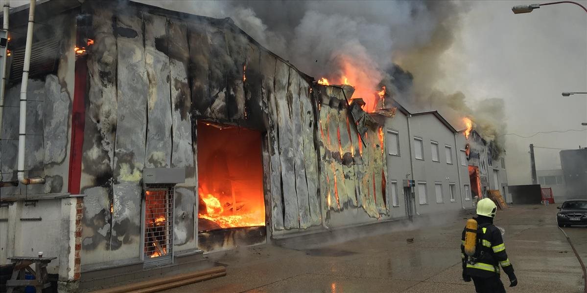 Pri požiari papiernictva v meste Šaštín-Stráže zasahujú desiatky hasičov