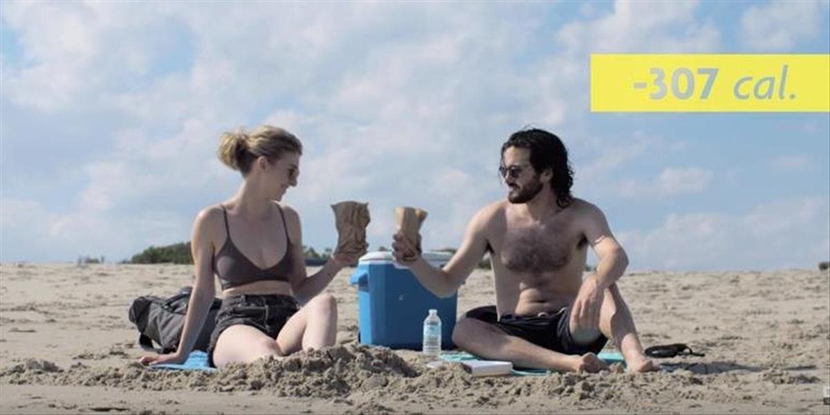 VIDEO Ako spáliť kalórie na pláži a nič nerobiť? Skúste sa napiť piva