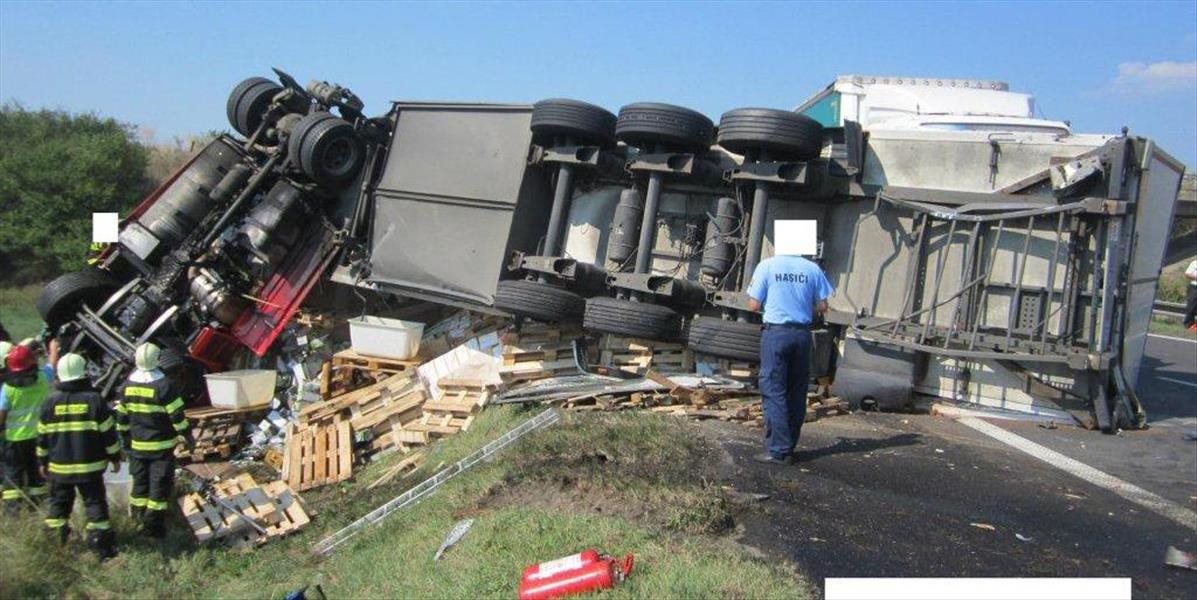 Diaľnicu D2 v smere do Česka včera uzavreli pre nehodu dvoch nákladných áut