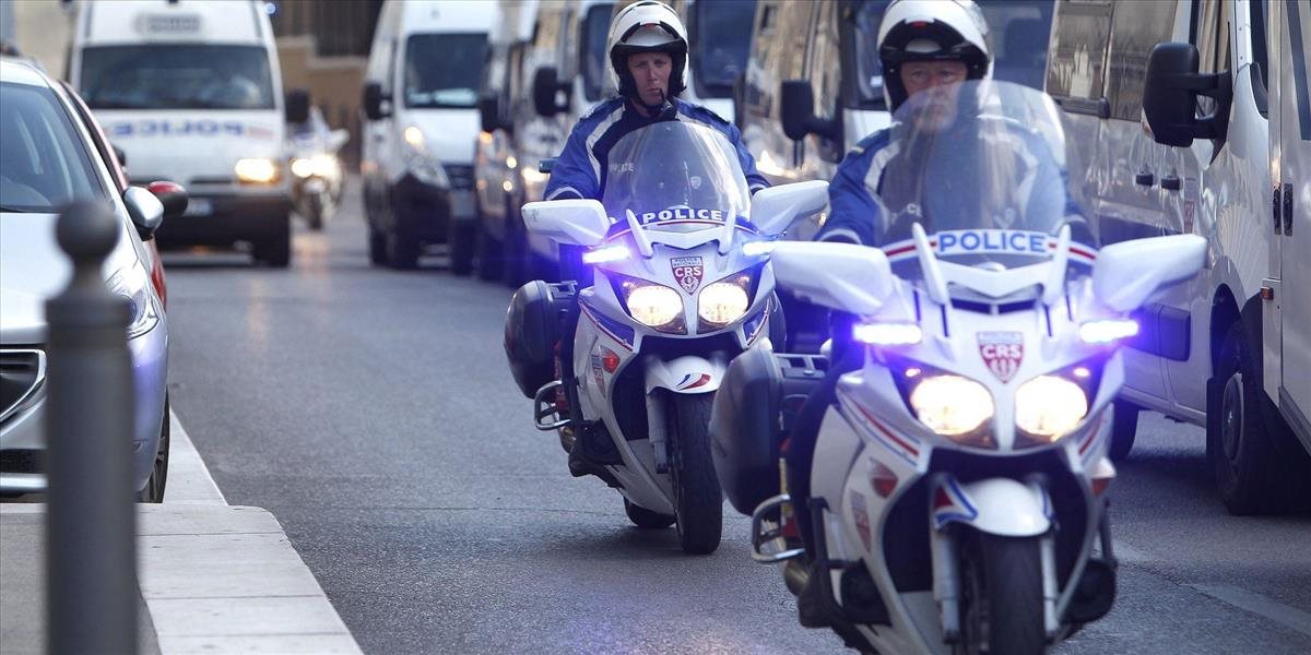 Francúzski policajti zrejme budú môcť mať pri sebe zbraň aj mimo služby