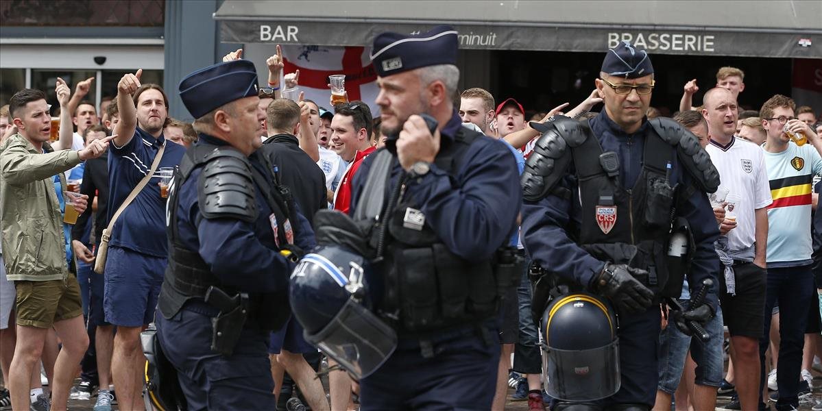 Francúzska polícia opäť zasahovala proti anglickým fanúšikom, musela použiť slzotvorný plyn