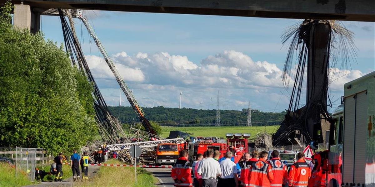 FOTO Po zrútení rozostavaného mosta v Nemecku hlásia jednu potvrdenú obeť