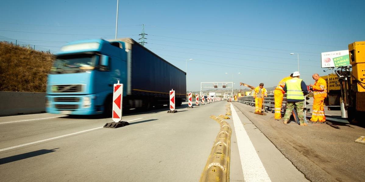 Vodiči pozor: Na diaľnici D2 v Bratislave opravujú vozovku, zdržíte sa