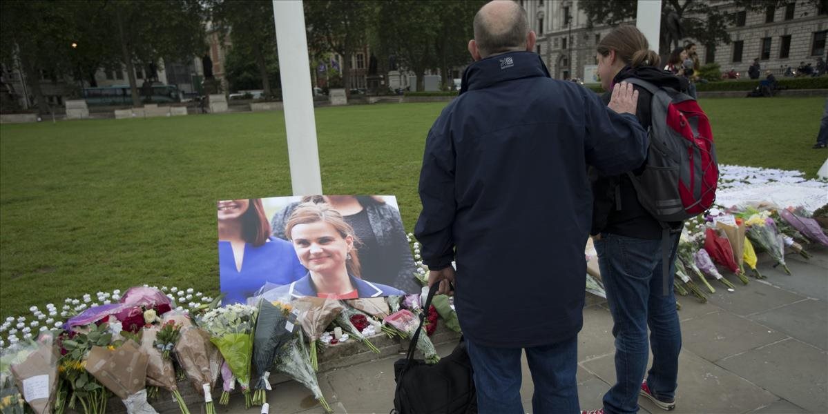 Le Penová a Strache varujú pred špekuláciami o vražde britskej poslankyne