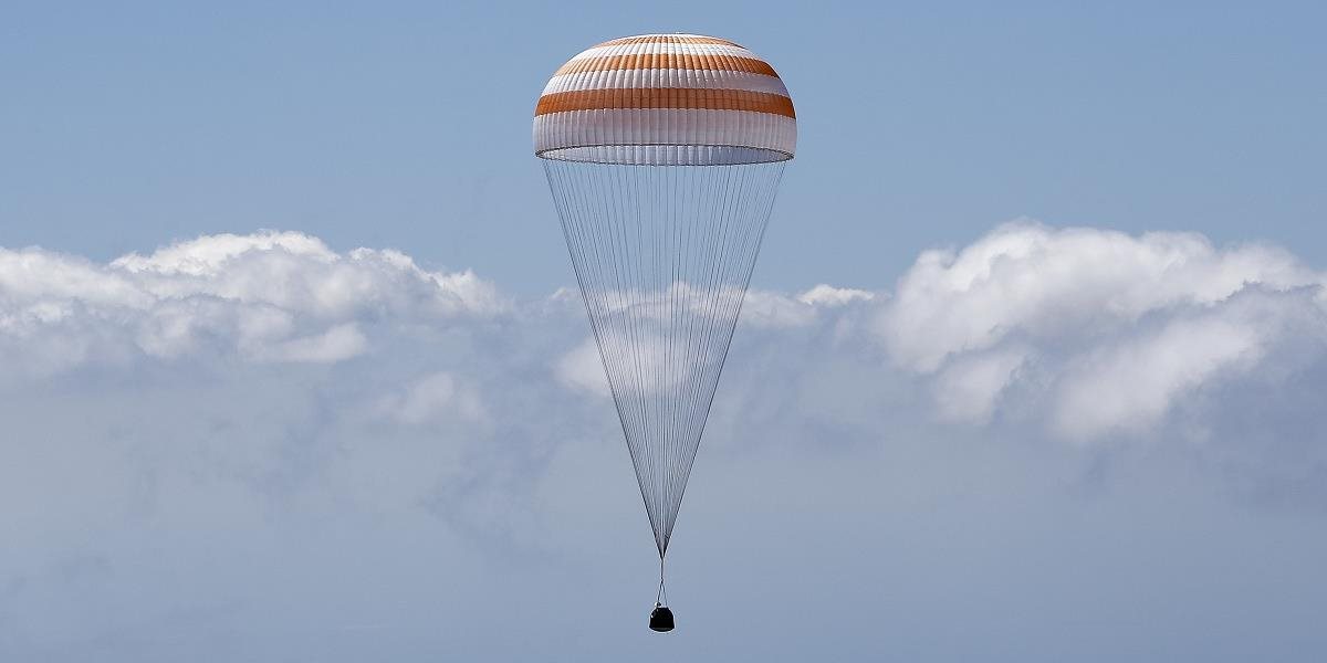 Traja členovia posádky ISS sa vrátili z obežnej dráhy po 6 mesiacoch