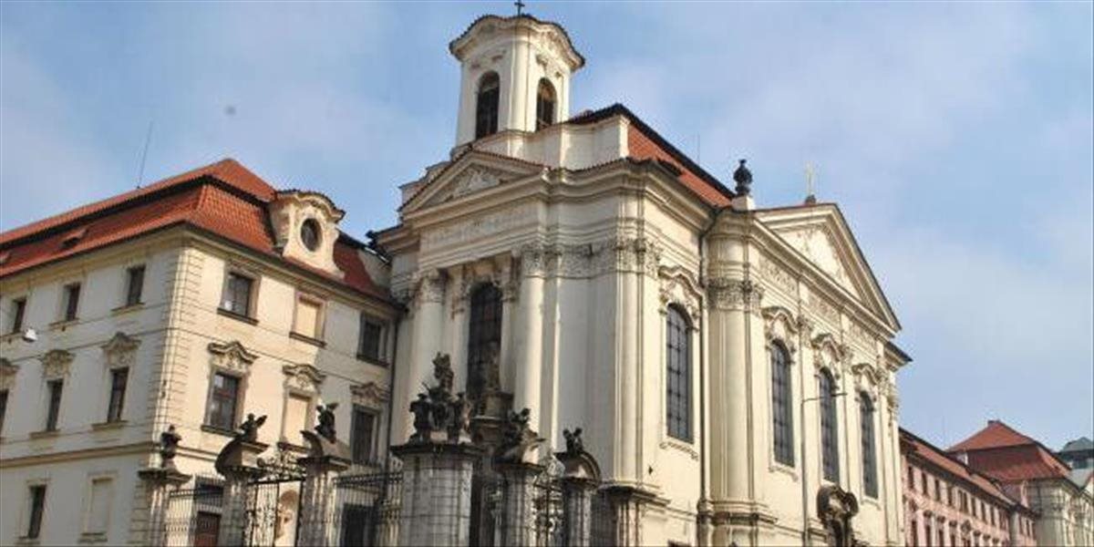 Ľudia si pri pražskom kostole pripomenuli pamiatku padlých parašutistov-hrdinov