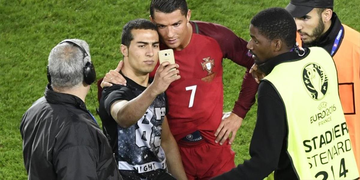 VIDEO Cristiano Ronaldo zastavil bezpečnostnú službu, aby si s fanúšikom urobil selfie