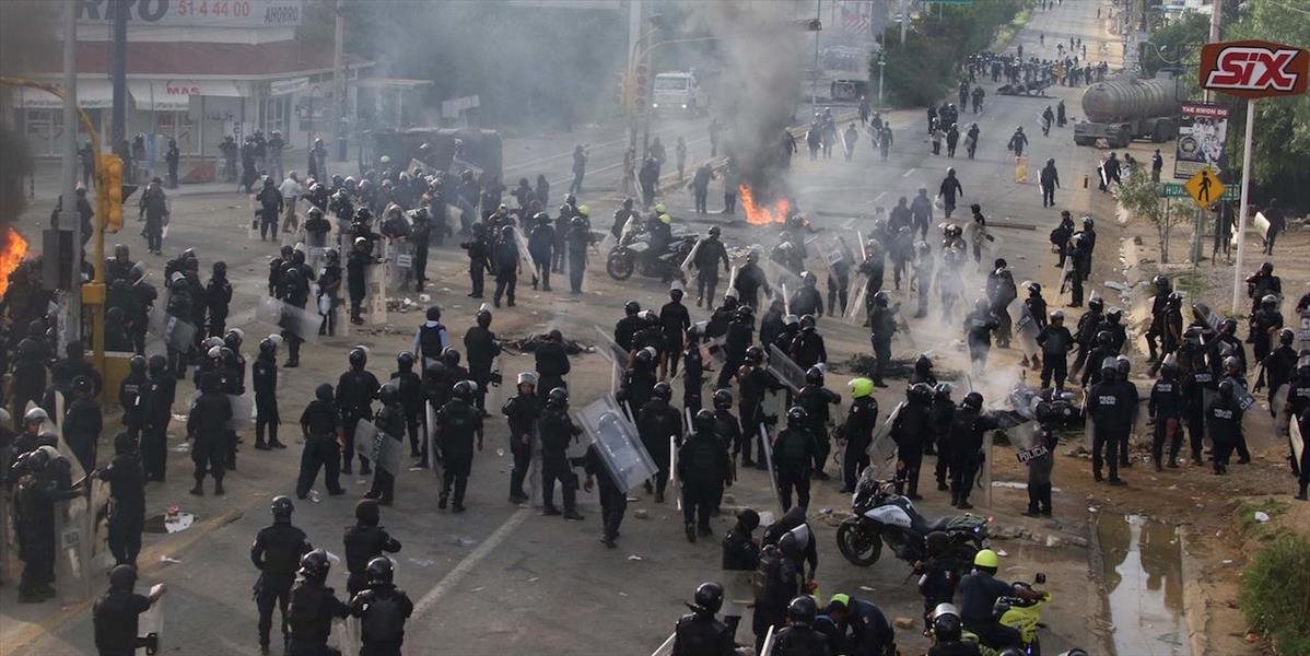 Pri zrážkach polície s protestujúcimi učiteľmi Mexiku prišlo o život šesť ľudí