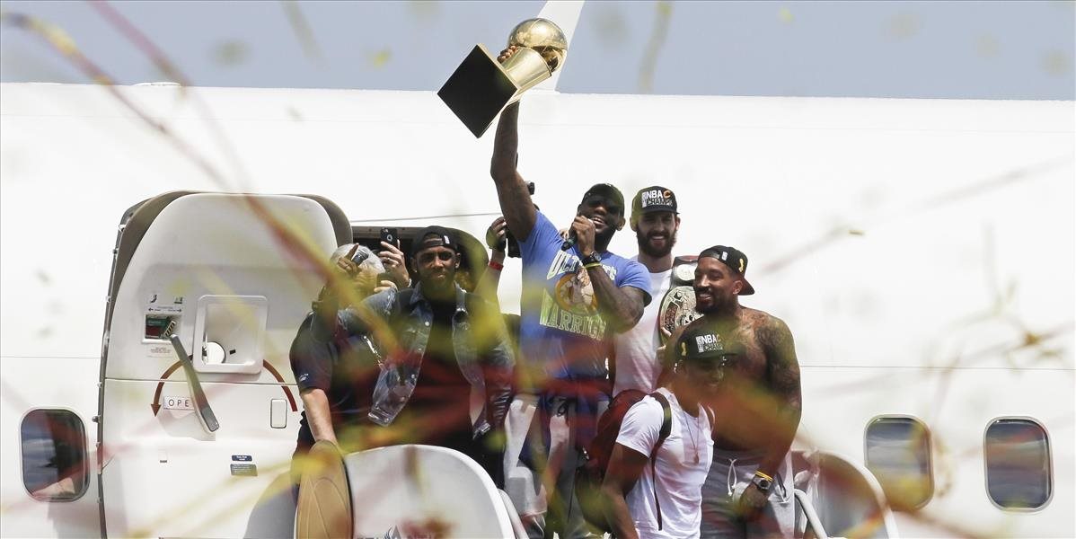 FOTO NBA: LeBron priviezol trofej: Toto je pre teba, Cleveland