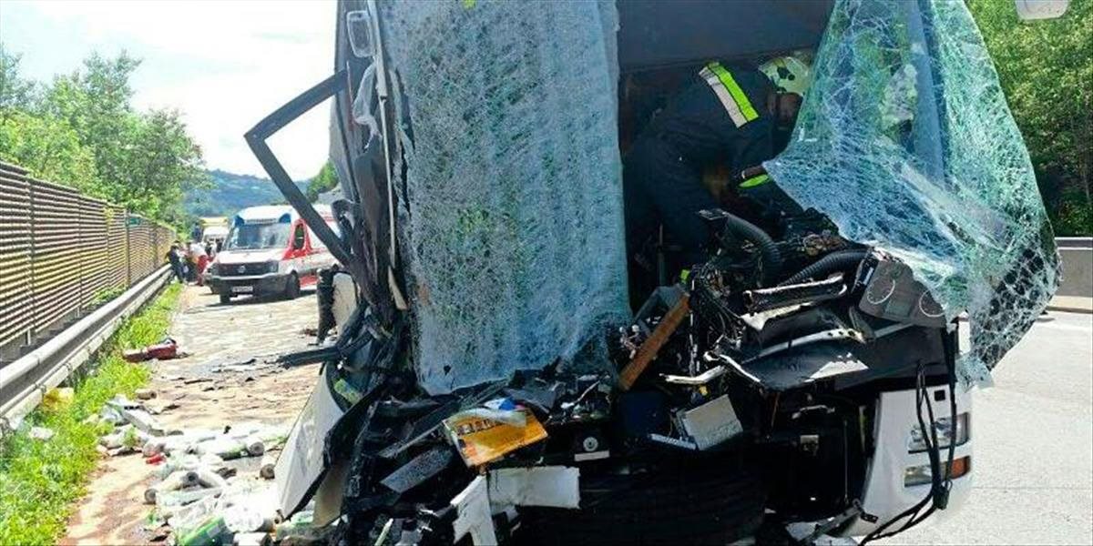 Na diaľnici A2 v Rakúsku havaroval slovinský autobus: Zranilo sa 40 ľudí