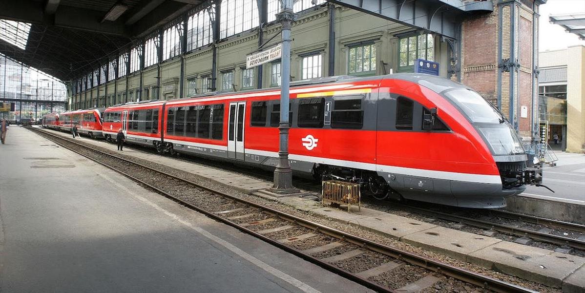 Z maďarského vlaku smerujúceho do Rakúska vysadili 59 ilegálnych migrantov