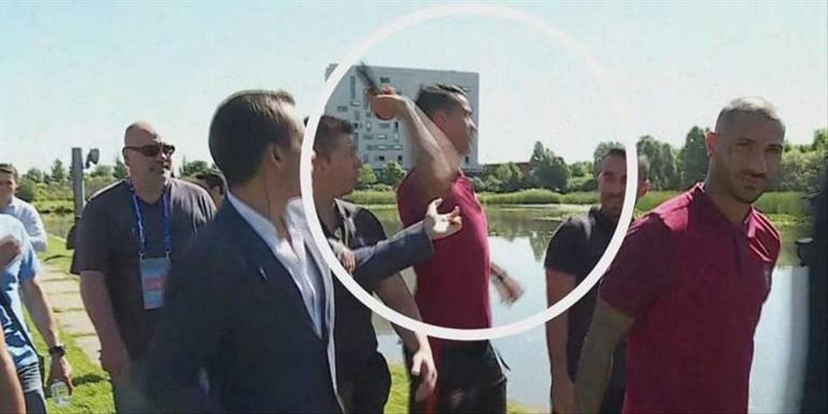 VIDEO Rozzúrený Cristiano Ronaldo: Novinár mu položil otázku, hodil mu mikrofón do jazera