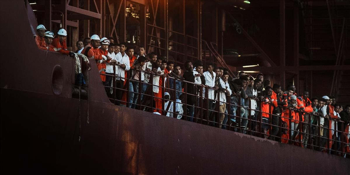 Posádka nemeckého plavidla zachránila z Egejského mora desiatky migrantov