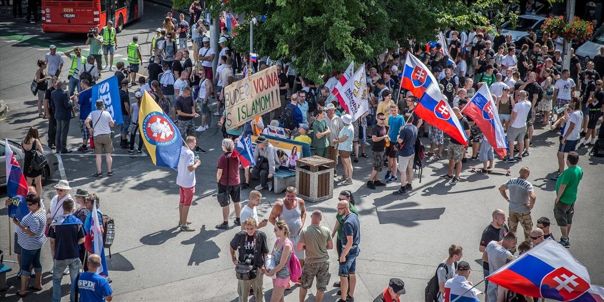 Extrémisti začali pochod Bratislavou