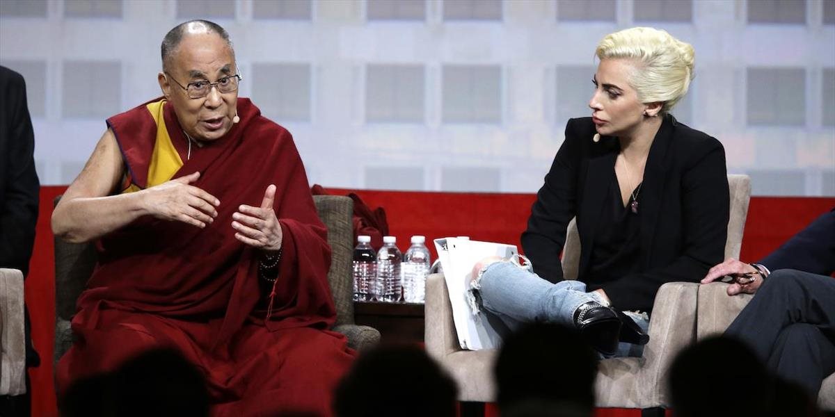 Dalajláma a Lady Gaga rozprávali o súcite na konferencii starostov