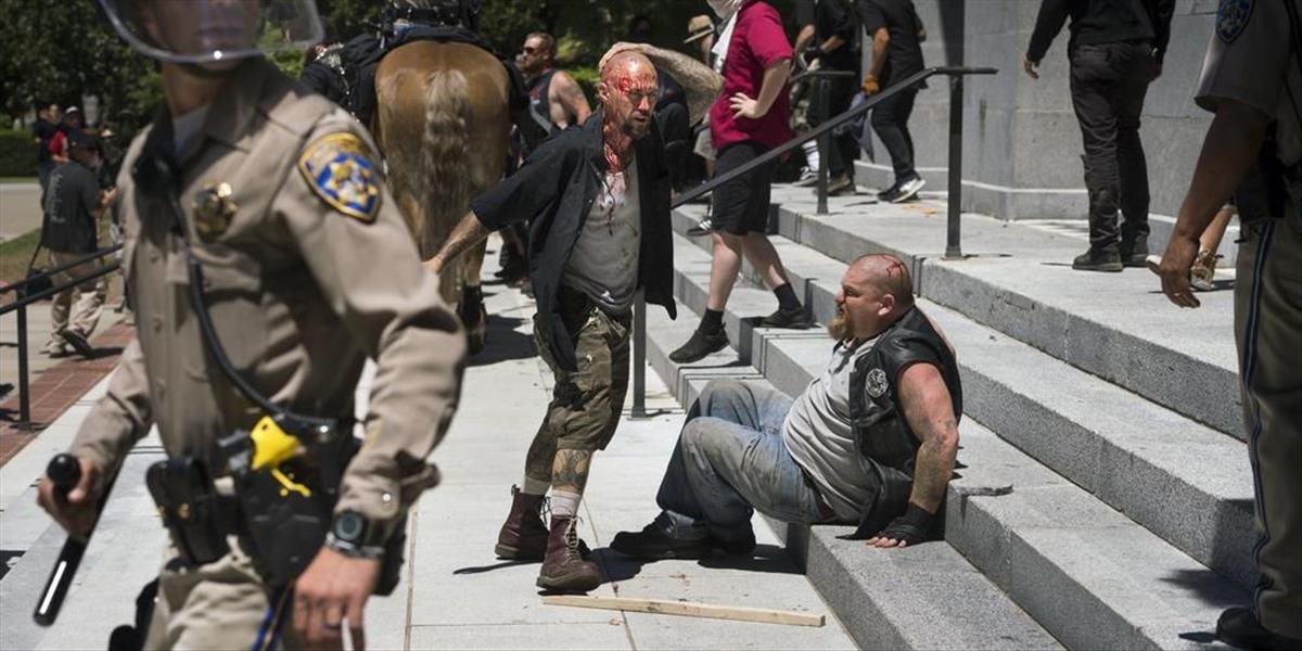 Desať zranených počas bitky nacionalistov s antifašistami v Kalifornii