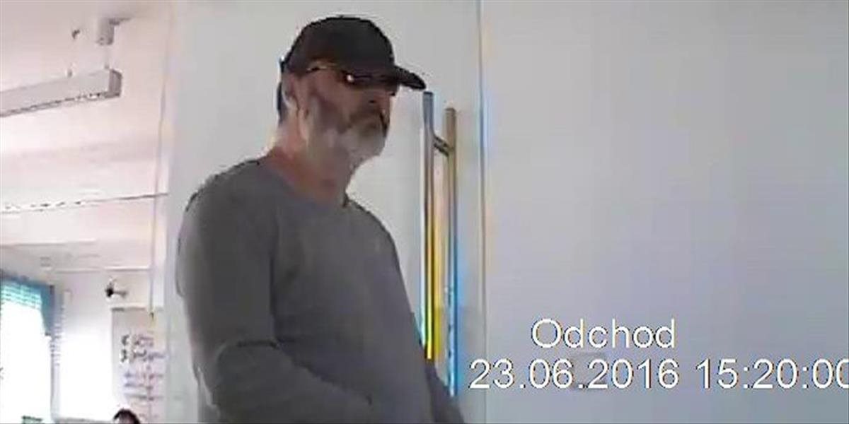 FOTO Tento muž vylúpil v Bratislave banku: Ozbrojený si zobral tritisíc eur