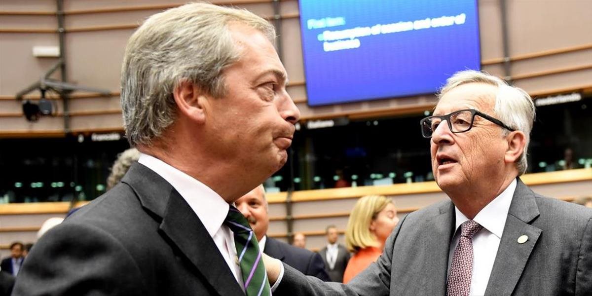 VIDEO Juncker sa stretol s britským europoslancom Farageom: Prečo ste tu?