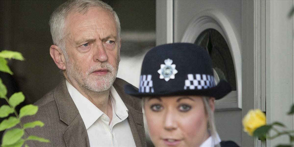 Šéfovi labouristov Corbynovi vyslovili poslanci nedôveru, no neodstúpi