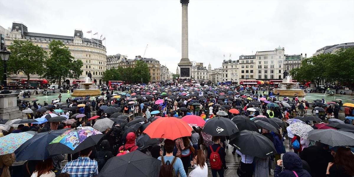 Tisíce odporcov brexitu vyšli do ulíc Londýna a viacerých miest