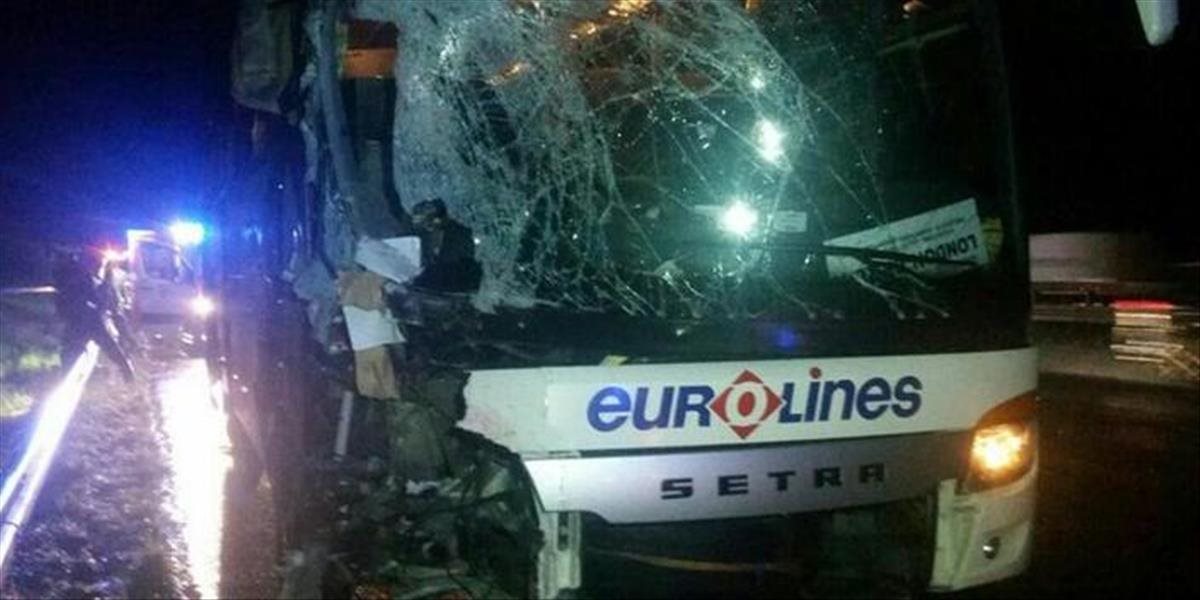 FOTO Pri Dortmunde havaroval český autobus, zranilo sa 11 ľudí