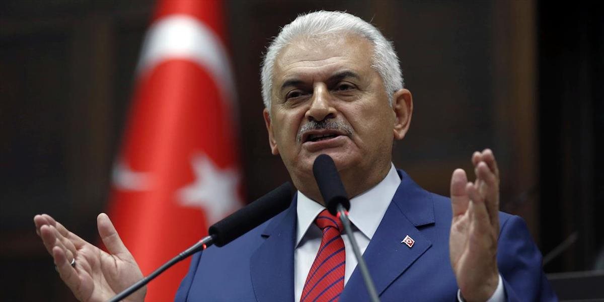 Turecký premiér: Prvý útočník sa odpálil vonku, dvaja vošli dnu a útok dokončili