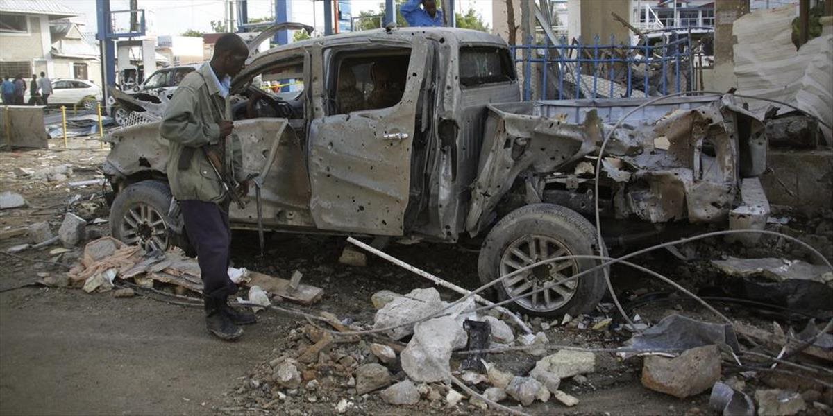 Pri výbuchu bomby na ceste v Somálsku zahynulo najmenej 18 civilistov