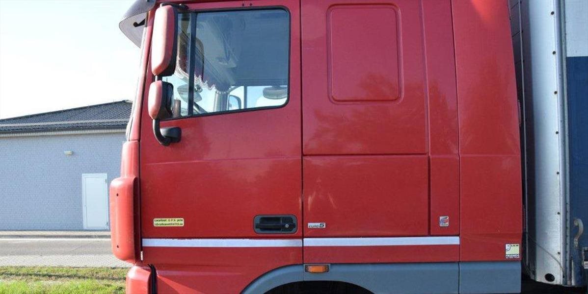 FOTO Netradičná tragická nehoda: Žena neprežila pád z idúceho kamióna