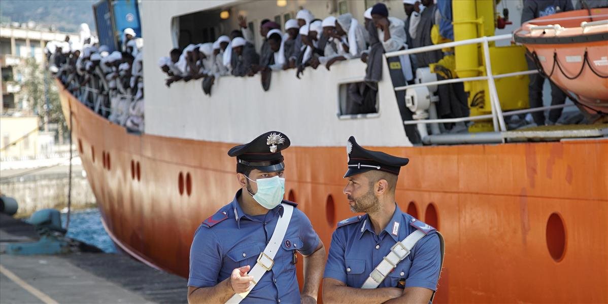 Talianska pobrežná stráž zachránila vyše 200 migrantov, objavila aj mŕtve telá