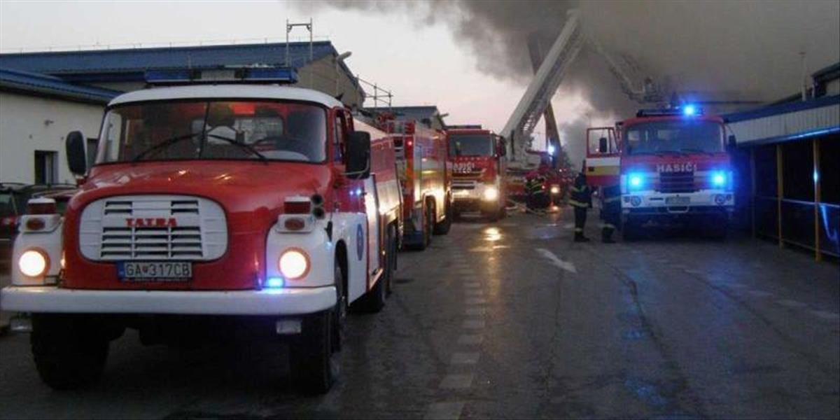 Bratislavskí hasiči zasahujú pri požiari skladu