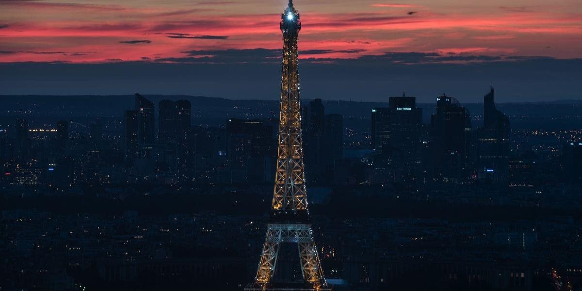 Eiffelova veža bude dnes večer vysvietená vo farbách tureckej vlajky