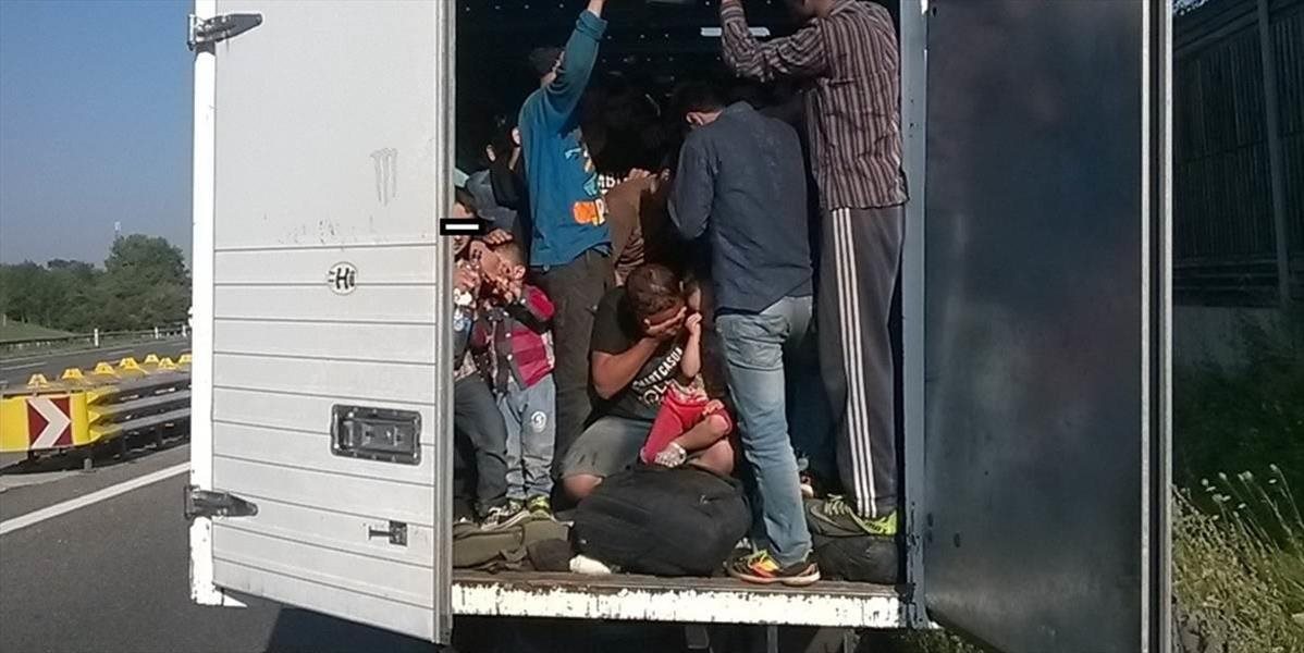 V maďarskom Segedíne obvinili dvoch rumunských prevádzačov: V aute mali 106 migrantov