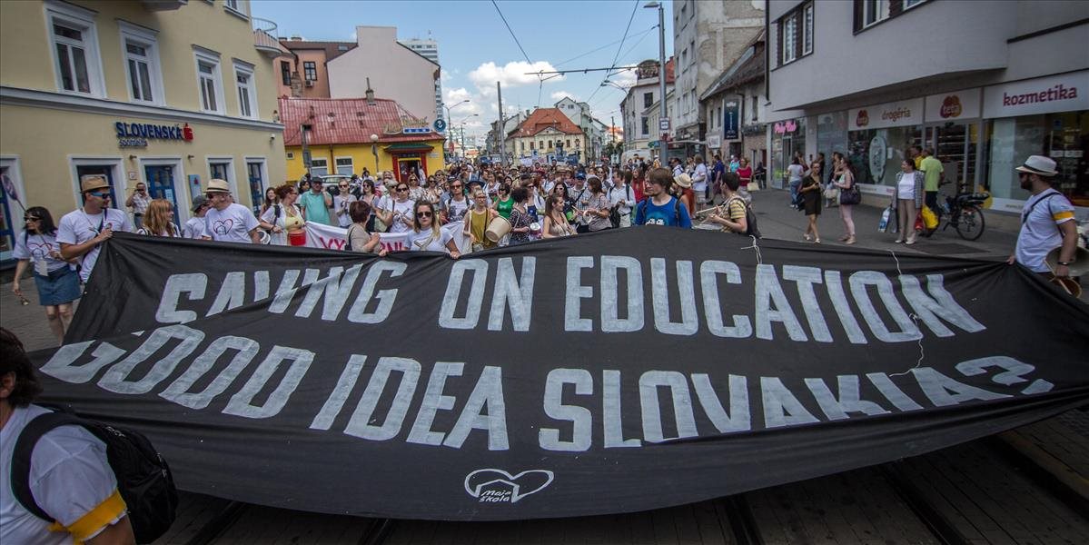 FOTO Centrom Bratislavy pochodovali nespokojní učitelia, bojujú za lepšie postavenie