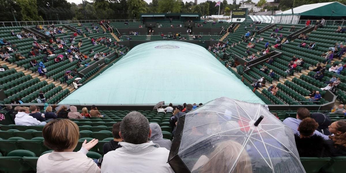 Wimbledon: V Londýne by sa po daždi malo hrať