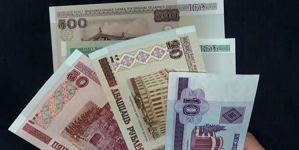 Bielorusko škrtlo z meny štyri nuly a začalo vydávať nové peniaze