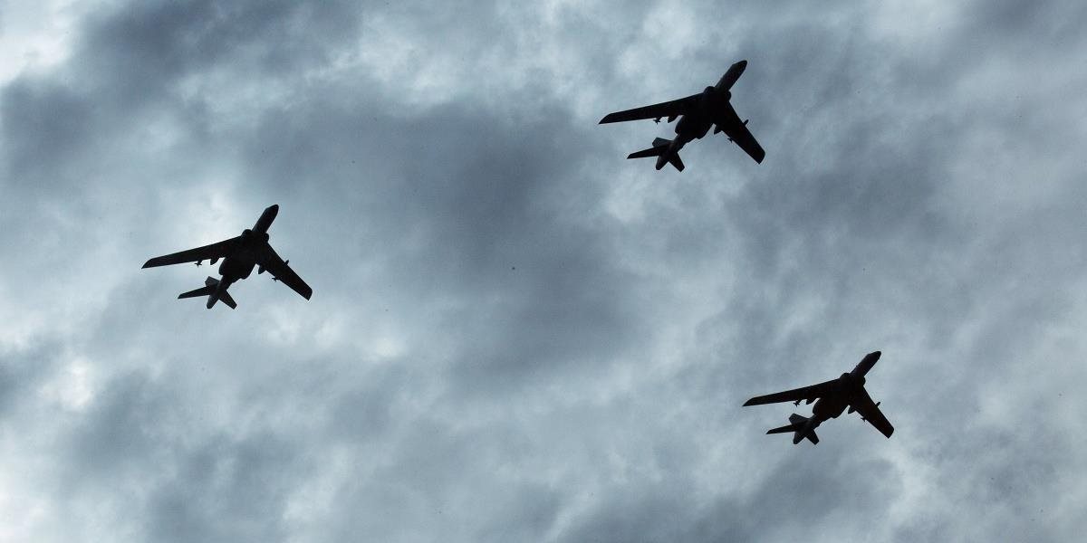 Pri Damasku sa zrútilo vojenské lietadlo, pilota zabili militanti