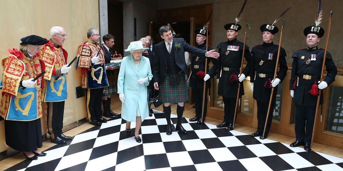 Kráľovná Alžbeta dnes v Škótsku poslancov vyzvala, aby zachovali pokoj