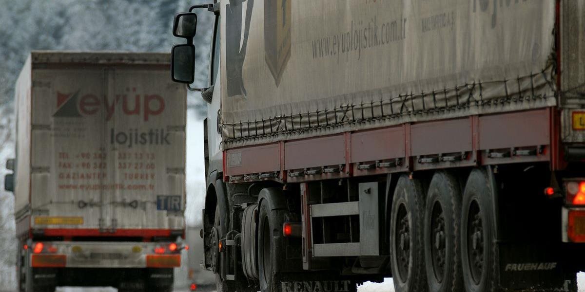 Kolóna kamiónov v Hegyeshalom dosiahla dĺžku 20 km